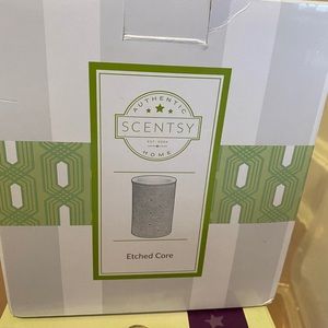 Bundle! New Etched Core Scentsy Warmer w/ Wraps